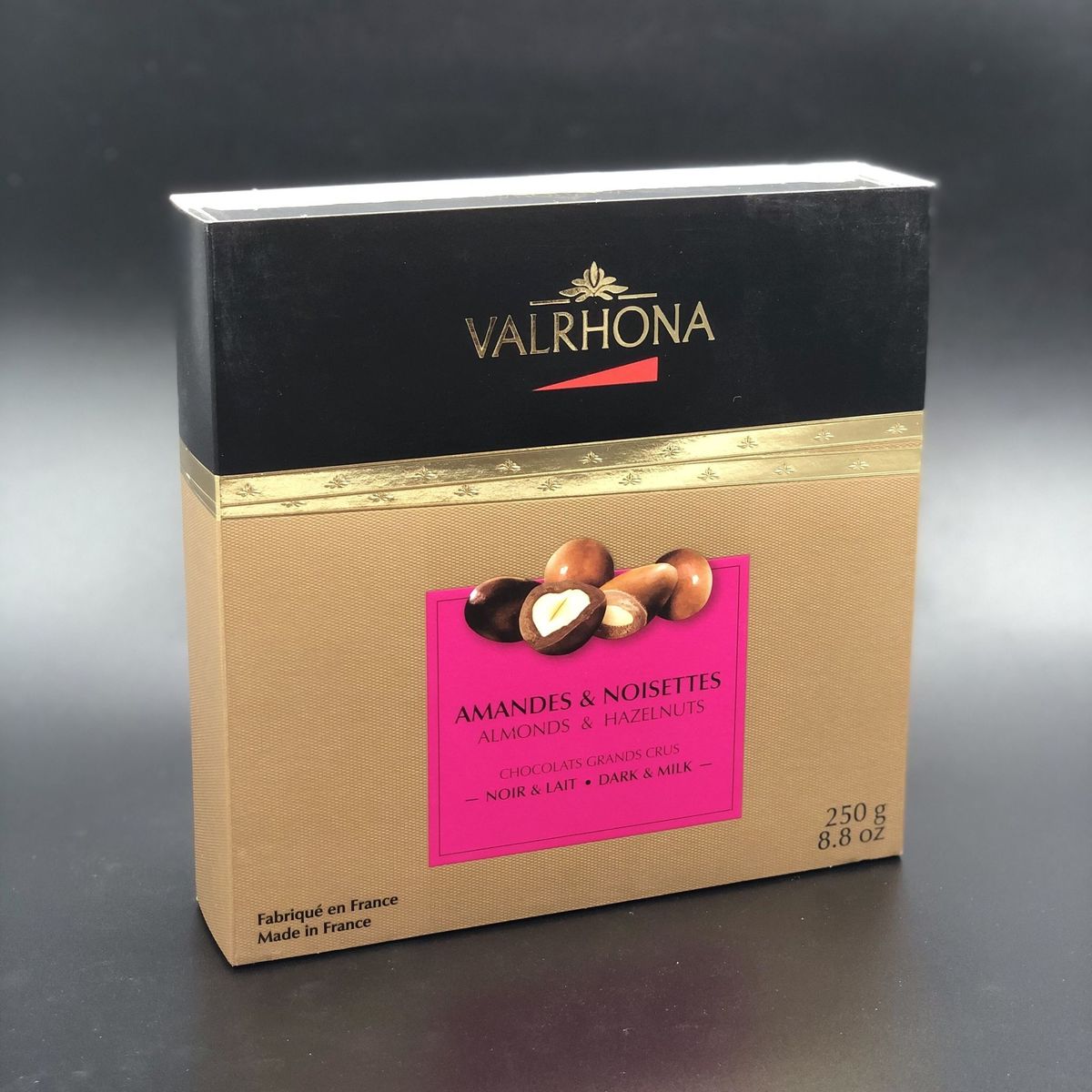 Valrhona Ассорти из фундука и миндаля в горьком и молочном шоколаде, 250 гр