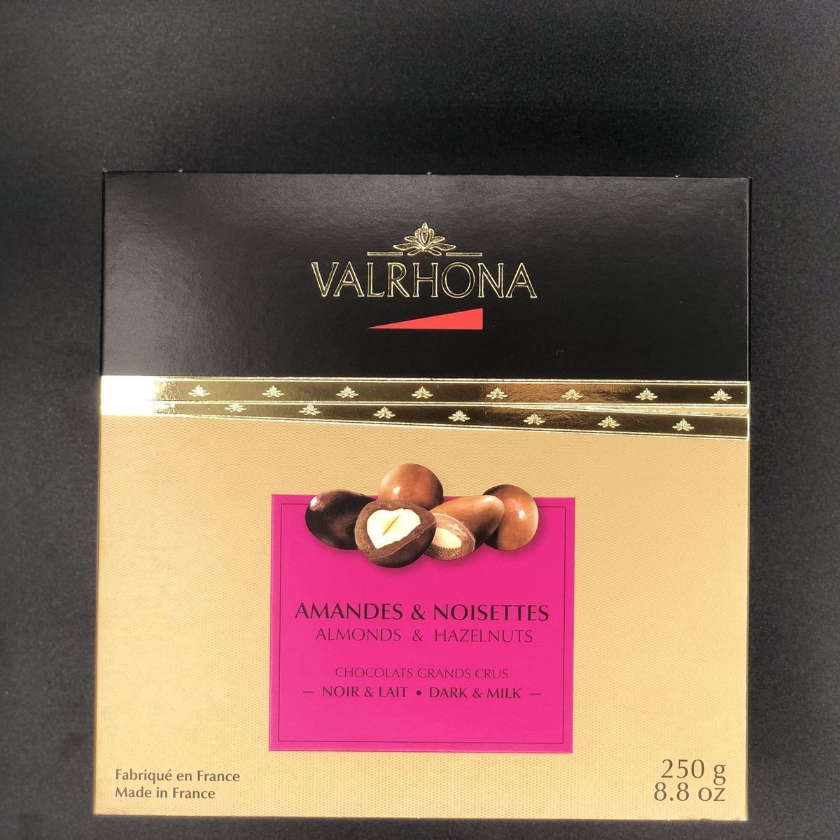 Valrhona Ассорти из фундука и миндаля в горьком и молочном шоколаде, 250 гр