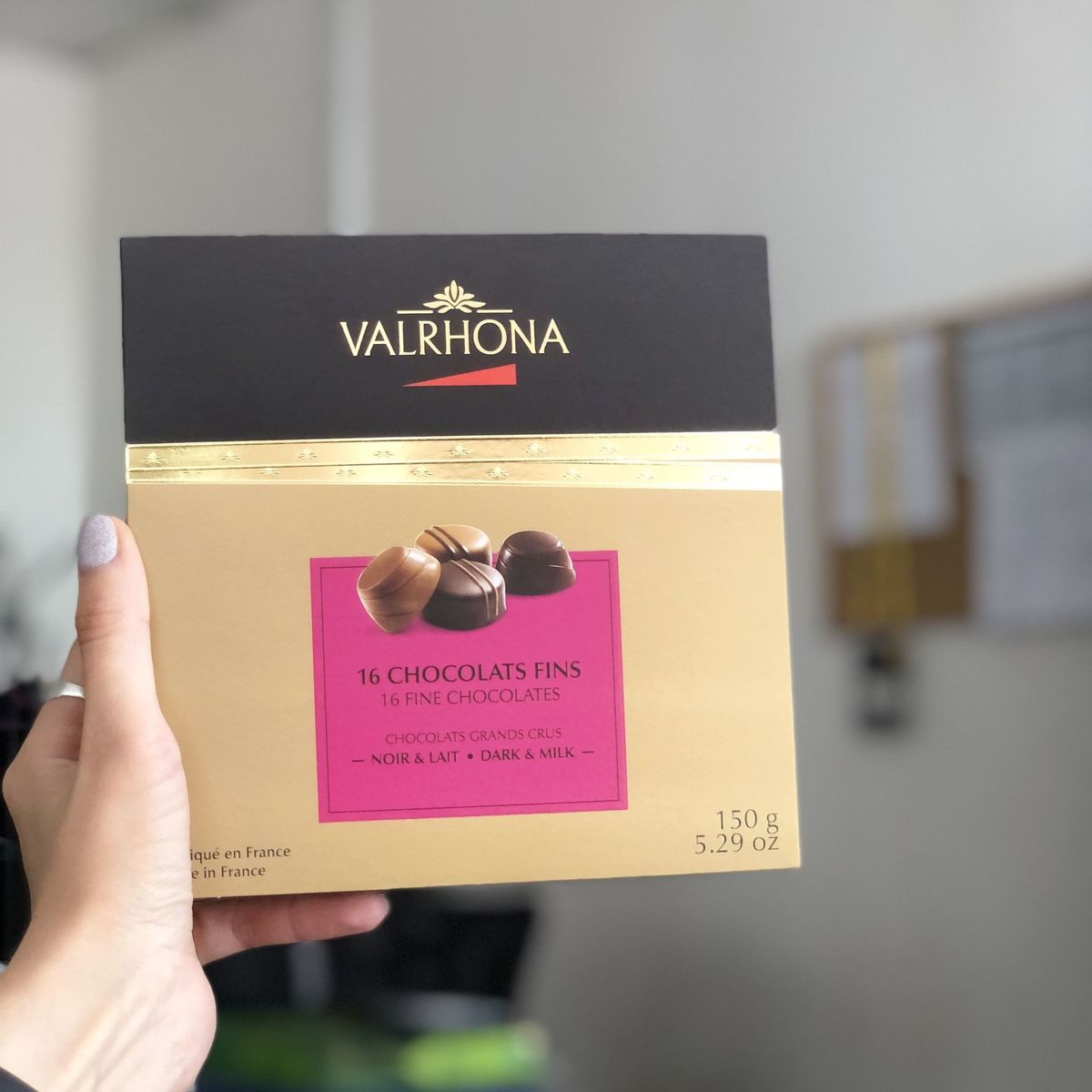 Valrhona Ассорти из 16 шоколадных конфет из молочного и горького шоколада Гран Крю, 150 гр