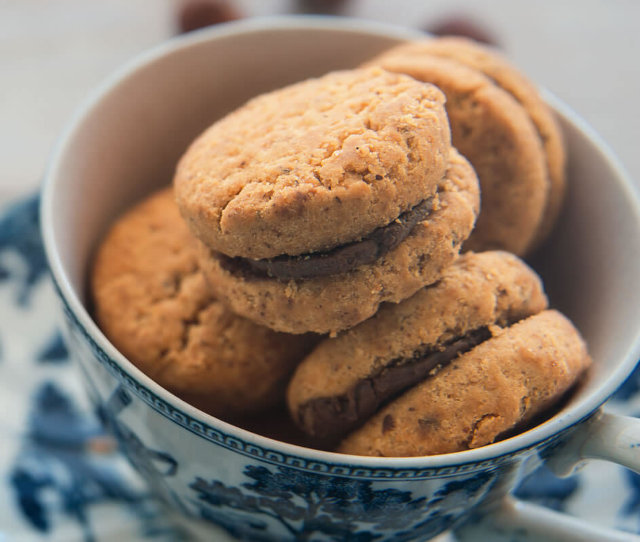 Печенье песочное с начинкой из шоколада и фундука BACI DI DAMA Grondona 90 г