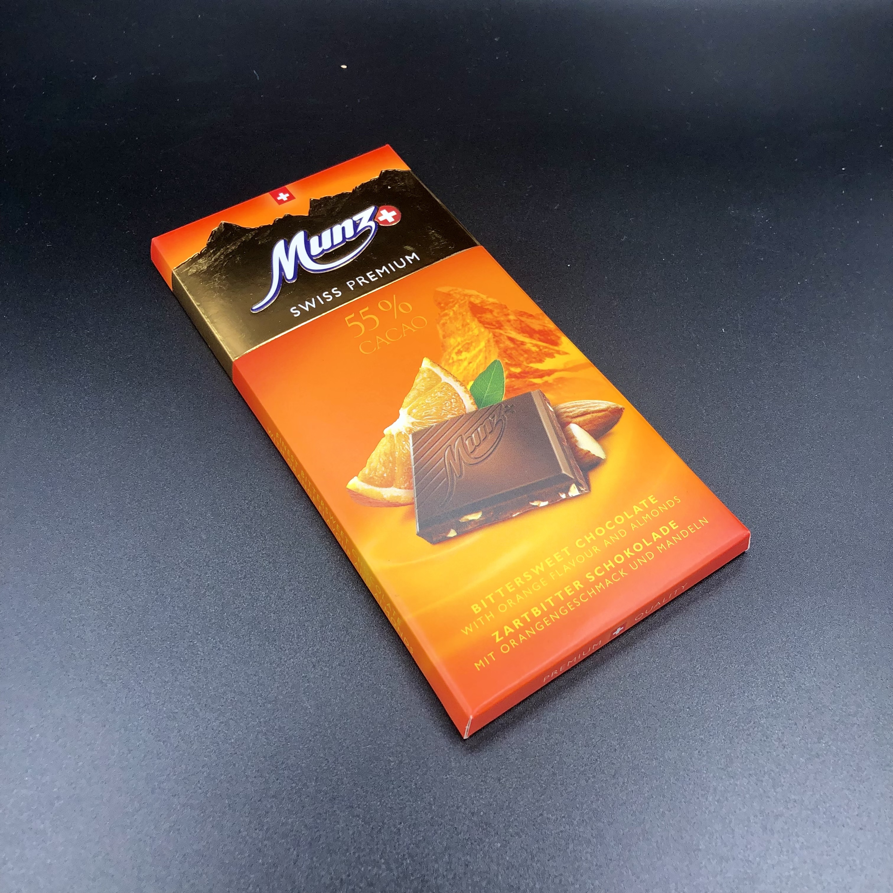 Горький шоколад Munz с апельсином и миндалем 100г