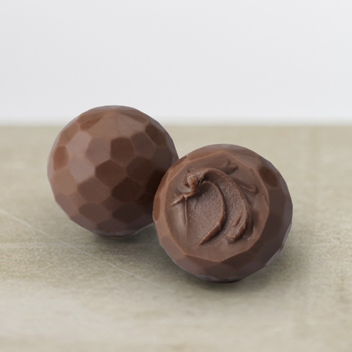 Шоколадные конфеты Delaviuda из молочного шоколада с соленой карамелью 150 гр.