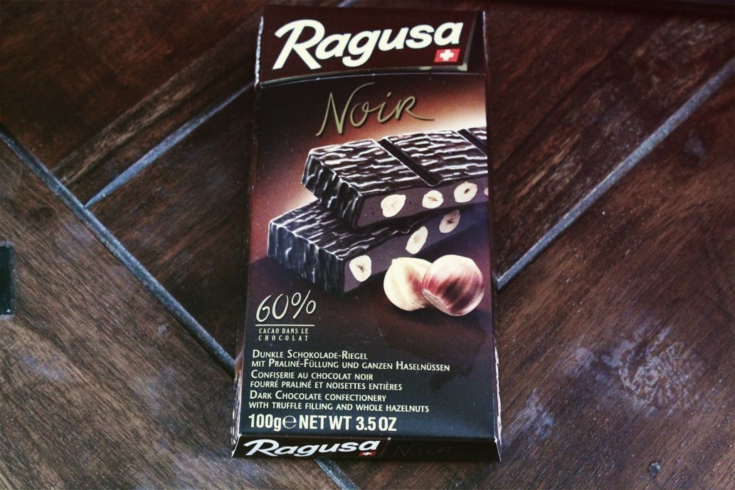 Горький шоколад Ragusa Noir с трюфельной начинкой и целыми лесными орехами 100г