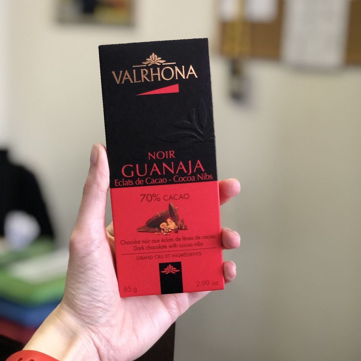 Шоколад Valrhona гран крю "Гуанара" с кусочками какао бобов (70%) 85г