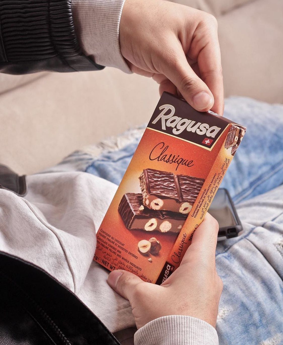Молочный шоколад Ragusa с трюфельной начинкой и целыми лесными орехами 100г